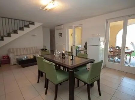 Le Rose Sleeps 6 - Families Only Please 빌라